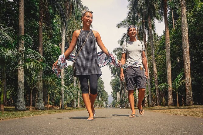 Kandy Instagram Tour: Most Famous Spots (Private & All-Inclusive) - A long, easy-paced stop around Kandy Lake