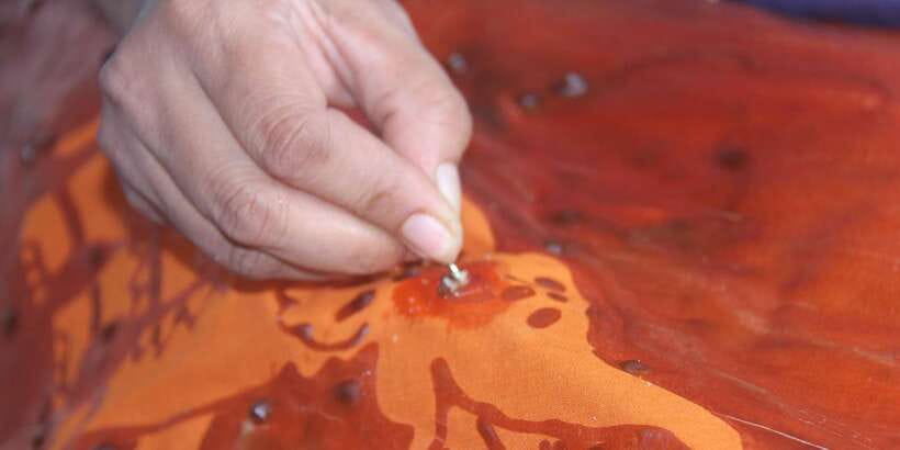 Kandy: Interactive Batik Workshop - Choosing a design and preparing the cloth