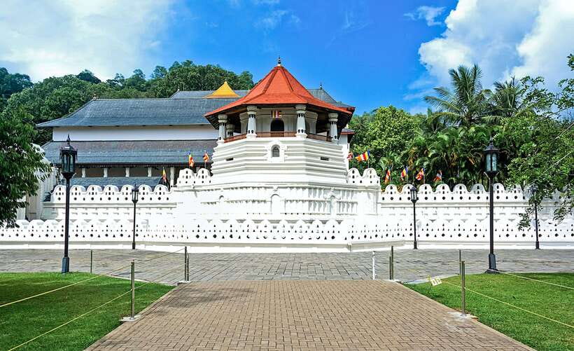 Kandy Private City Tour With Local Guide - A private tuk-tuk introduction to Kandy