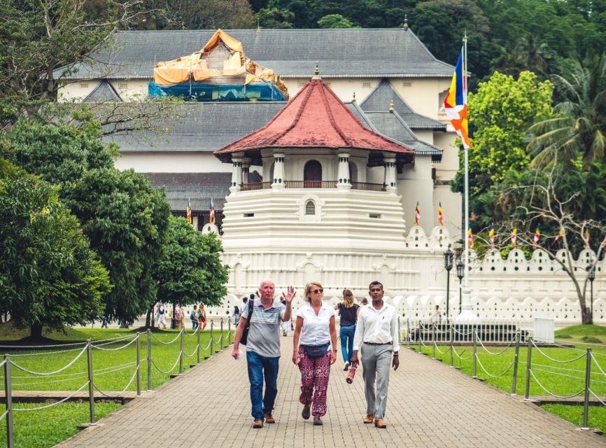 Kandy: Private Guided City Tours by Tuk Tuk Sightseeing Tour - Lunch near Kandy Fruits Market