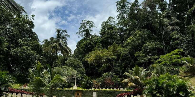 Kandy: Private Guided Tour with Local Highlights by Tuk Tuk - A Buddhist temple above the city
