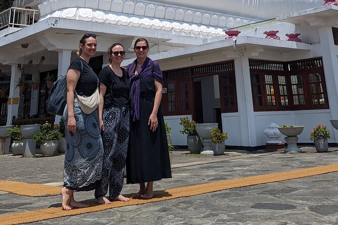 Kandy To Dambulla and Sigiria City Full Day by Laka Tours - Kandy Lake and the city’s everyday rhythm