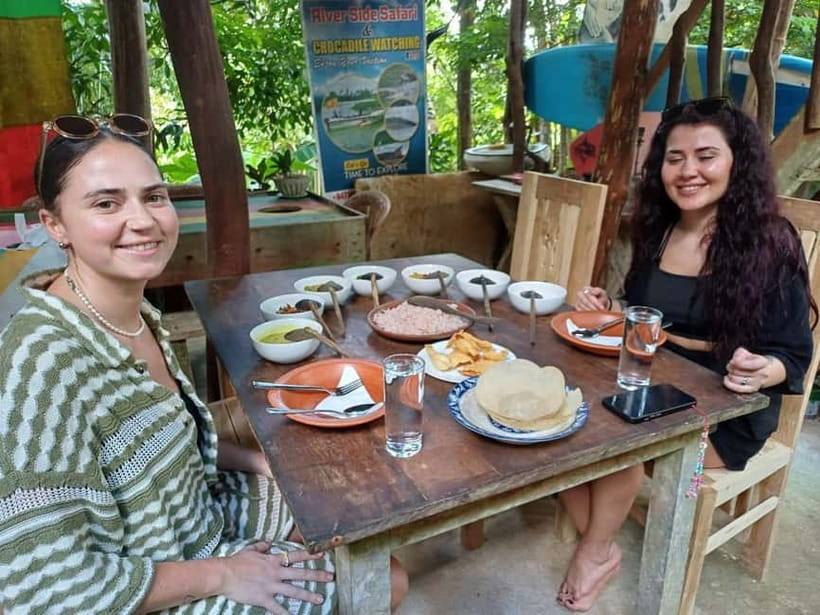 Mirissa: Cooking Class with Beer and Meal - Cooking curry at Cosmic Power Wood Cottage