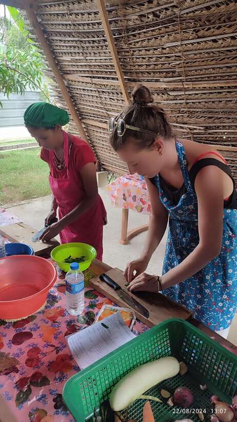 Nilaveli: Sri Lankan Cooking Class with a Local Family - Choosing vegetarian, fish, or meat dishes