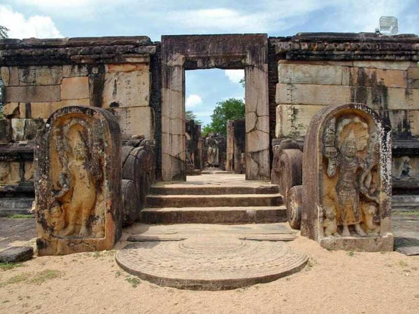 Polonnaruwa: Private Guided Cycling Tour with Hotel Pickup - Stupas, temples, and carved stone