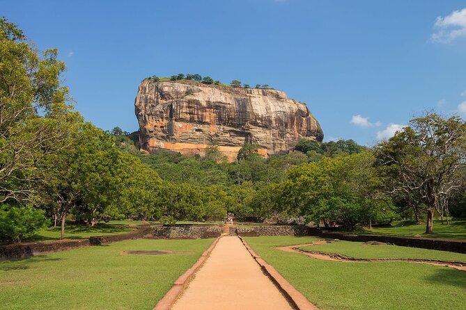 Private Multi-Day Outdoor Tour in Sri Lanka - Kandy’s sacred temple and wide botanical gardens