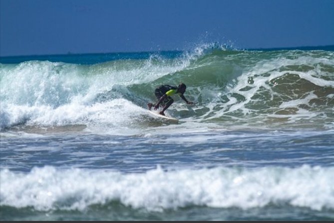 PRIVATE Surf Lesson for Intermediate - Riding left and right across the open face