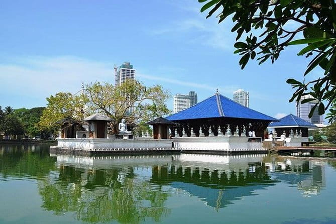 Private Tour of Colombo with Ajeet De Soyza - Jami Ul-Alfar Mosque and the streets of Pettah