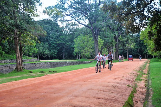 Sigiriya Cycle Tour: Explore Village Life in Sigiriya & Enjoy a Village Lunch - Entering a Sri Lankan village home