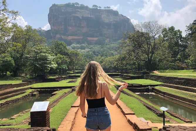 Sigiriya Rock Fortress and Cave Temples Day Trip - Lunch before Dambulla’s cave temples