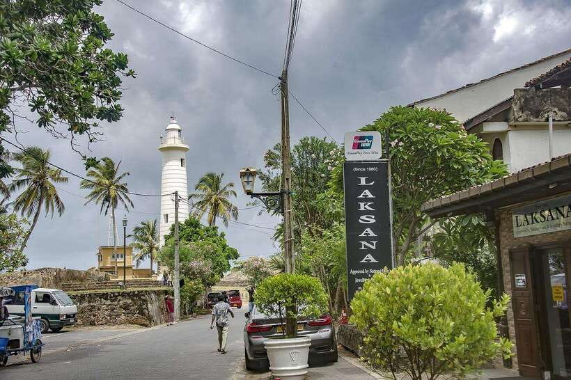Sri Lanka Private 3-nights Tour Transport, Guide, Hotels - Day 1: Kandy’s gardens, lake, and sacred tooth temple
