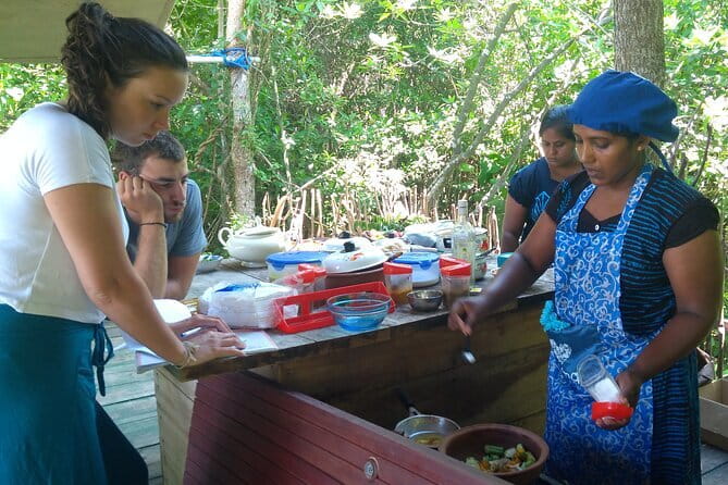 Srilankan Cooking class by FFL kandy - Clay pots and the pleasure of doing the work