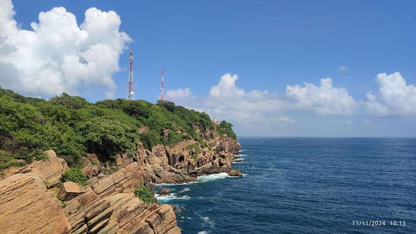 Trincomalee: City Tour with Koneswarm and Crocodile lake - Koneswaram Temple and the sea views from Swami Rock