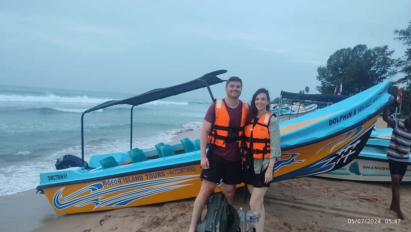 Trincomalee: Dolphin & Whale Watching Boat Tour - Searching for blue and sperm whales