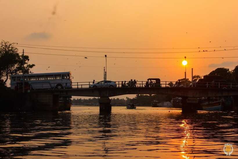 Trincomalee: Guided scooter City Tour - Beaches, bridges, and the open road