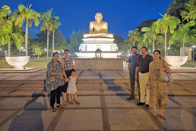Tuk Tuk safari capital Colombo (Food and Entry Fees) Including - Hindu and Buddhist Colombo in two important stops