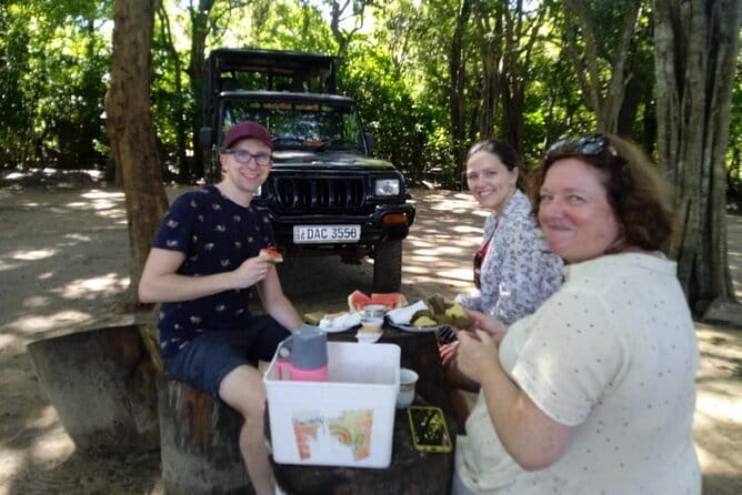 Walawe Palm Safari Udawalawe - The 4x4 ride and the guide’s role